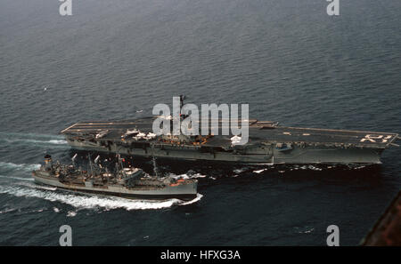 Eine Antenne Steuerbord beugen Blick auf die nationale Verteidigung Reserveflotte Öler USNS MARIAS (T-AO 57) im Gange neben dem Flugzeugträger USS INDEPENDENCE (CV-62) während einer im Gange Nachschub. USNS Marias (T-AO 57) USS Indpendence (CV-62) 1988 Stockfoto