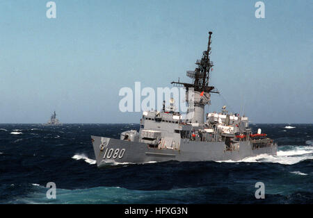 Ein Bogen Blick auf den Hafen von der Fregatte USS PAUL (FF 1080) Rollen in einem Wellengang. USS Paul (FF-1080) Stockfoto