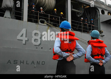 Linienführer auf der USS Oak Hill bereiten die USS Ashland für den Einsatz von der Marinestützpunkt Little Creek vor, um die USS Saipan im Zuständigkeitsbereich der 5. Flotte zu entlasten. Stockfoto
