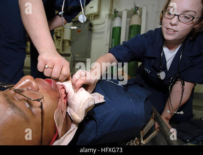 051116-N-6293B-001-Atlantik (16. November 2005) - Seemann Katie Kortz von Cedar Springs, Michigan, kümmert sich um eine simulierte verwundete Matrosen während einer mass Casualty Drill an Bord der nuklear angetriebene Flugzeugträger USS Enterprise (CVN-65). Enterprise und eingeschifften Carrier Air Wing One (CVW-1) führen derzeit zugeschnitten Schiff Training Verfügbarkeit (TSTA). Foto: U.S. Navy des Fotografen Mate 3. Klasse Marcel A. Barbeau (freigegeben) US Navy 051116-N-6293B-001 Seemann Katie Kortz von Cedar Springs, Michigan, kümmert sich um eine simulierte verwundete Matrosen während einer mass Casualty Drill an Bord der nuklearen- Stockfoto