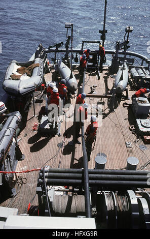 Crew-Mitglieder bereitstellen eine Minenräumung Kabel vom Pfauentaube des Ozeans Minesweeper USS ILLUSIVE (MSO 448) in den Persischen Golf. USS Illusive (MSO-448) setzt ein Mineweeping Kabel Stockfoto