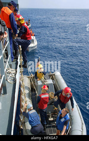 061117-N-6506T-005 South China Sea (17. November 2006) - Rettung und Hilfe Teammitglieder zugewiesen, die amphibische Docks Transportschiff USS Juneau (LPD-10) klettert eine Einstiegsleiter eines chinesischen Nachschub-Schiffes mit Hilfe einer PeopleÕs Befreiung-Armee (Marine) (PLA(N)) Segler in Rettungsphase einer Such- und Übung (SAREX). Juneau und USS Fitzgerald (DDG-62) verbunden mit dem PLA(N) Schiff Zhanjiang (DD 165) SAREX, in der zweiten Phase eines zweiphasigen bilateralen Trainings. Foto: U.S. Navy Intelligence Specialist 2. Klasse Anthony Tobias (freigegeben)-US Navy 061117-N-6506T-005-Rettung Stockfoto