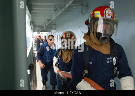 061117-N-6506T-059 Südchinesische Meer (17. November 2006) - Rettung und Hilfe-Team-Mitglieder von USS Fitzgerald (DDG-62) reagieren auf einen simulierten Brand an Bord der chinesischen Nachschub Dongtinghu (AOE 883) während eines Trainings Such- und Rettungsdienst (SAREX) zwischen der US-Marine und der PeopleÕs-Befreiung-Armee (Marine) (PLA(N)). Die amphibious Transport Docks Schiff USS Juneau (LPD-10) und der geführte Flugkörper-Zerstörer USS Fitzgerald (DDG-62) trat PLA(N) Schiff Zhanjiang (DD-165) für die SAREX die zweite Phase eines zweiphasigen bilateralen Trainings. Foto: U.S. Navy Intelligence Specialist 2. Klasse Anthony Tob Stockfoto