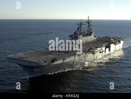 051119-N-3527B-116-Atlantik (19. November 2005) - Port seitlichem Blick auf den amphibischen Angriff Schiff USS Wasp (LHD-1) im Gange im U.S. Marine Corps MV-22 Osprey Flugbetrieb. Wespe testet Wärme-die Haltbarkeit und Stabilität der Flugdeck rutschsicher Oberfläche bei MV-22 Osprey derzeit. MV-22 b ist eine fortschrittliche Technologie, vertikaler/kurzer Start und Landung (VSTOL) Mehrzweck taktische Flugzeuge und soll die Alterung CH-46E Sea Knight und die CH-53D Sea Stallion-Hubschrauber derzeit in Betrieb zu ersetzen. Foto: U.S. Navy des Fotografen Mate 3. Klasse Timothy Stockfoto