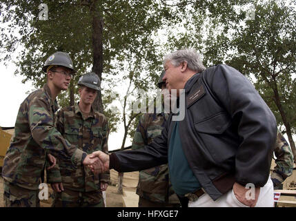 051127-F-0692M-022 Chaklala Air Base, Pakistan (27. November 2005) - Gouverneur von Mississippi, Haley Barbour schüttelt Hände mit US Marine Seabees Chaklala Air Base, Pakistan. Barbour, zusammen mit zwei anderen Gouverneure, besuchte die Hilfsaktionen im Bereich untersuchen. Die US-Regierung ist eine multinationale humanitäre Hilfe und Unterstützung von der pakistanischen Regierung geführt, um Hilfe für die Opfer des verheerenden Erdbebens zu bringen, die die Region 8. Oktober 2005 schlug Anstrengung beteiligt. Foto: U.S. Air Force Airman 1st Class Dayton Mitchell (freigegeben) uns regieren Marine 051127-F-0692M-022 Stockfoto