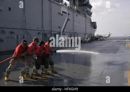 061130-N-4207M-021-Pazifik (30. November 2006) - Mitglieder des amphibischen Angriff Schiff USS Essex (LHD-2) Luft-Abteilung abstürzen und Team sauber Flugdeck des Schiffes auf den Transit zurück nach Sasebo, Japan, nach Abschluss der jährlichen Rückgang Patrouille mit 31. Marine Expeditionary Unit (MEU) zu retten. Essex ist der Marine nur vorwärts amphibischer Angriff Schiff eingesetzt und ist das Aushängeschild für die Essex Expeditionary Strike Group. Foto: U.S. Navy Mass Communication Specialist 3. Klasse Jhoan M. Montolio (freigegeben) US Navy 061130-N-4207M-021 Mitglieder des amphibischen Angriff Schiff USS Essex () Stockfoto