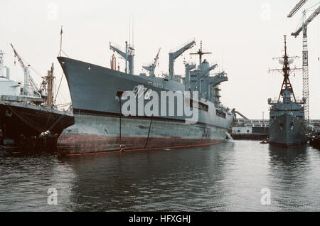 Ein Bogen Blick auf den Hafen von der Flotte Öler USS MONONGAHELA (AO 178) unterziehen Überholung in der Norfolk Schiffbau- und Trockendock Corporation.  Der Lenkwaffenzerstörer USS LAWRENCE (DDG-4) ist auf der rechten Seite. USS Monongahela (AO-178) unterziehen Überholung in Norfolk am 7. Juli 1988 Stockfoto