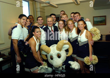 051130-N-2568S-004 Pentagon, Washington, D.C. (30. November 2005) Ð US-Verteidigungsminister Donald Rumsfeld posiert für ein Foto mit der United States Naval Academy-Cheerleader-Mannschaft während einer Pep-Kundgebung am Pentagon vor dem bevorstehenden 106. Army-Navy-Fußball-Spiel. Foto: U.S. Navy Chief Journalist Craig s. Strawser (freigegeben) US Navy 051130-N-2568S-004 US-Verteidigungsminister Donald Rumsfeld posiert für ein Foto mit der United States Naval Academy-Cheerleader-Mannschaft während eines Pep-Rally Stockfoto