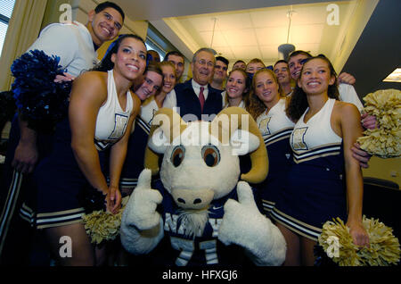 051130-N-9693M-011 Pentagon, Washington, D.C. (30. November 2005) Ð US-Verteidigungsminister Donald Rumsfeld posiert für ein Foto mit der United States Naval Academy-Cheerleader-Mannschaft während einer Pep-Kundgebung am Pentagon vor dem bevorstehenden 106. Army-Navy-Fußball-Spiel. US Navy Foto von Herr Damon Moritz (freigegeben) US Marine-051130-N-9693M-011 US-Verteidigungsminister Donald Rumsfeld posiert für ein Foto mit der United States Naval Academy-Cheerleader-Mannschaft während eines Pep-Rally Stockfoto