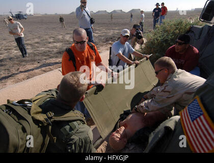 051130-N-6901L-035 El Centro, Kalifornien (30. November 2005) Ð Segler, Hubschrauber Meer bekämpfen Squadron Two One (HSC-21), zugewiesen manövrieren Training Mannequin auf eine Rettung Wurf simulieren ein Soldat verletzt durch eine improvisierte Sprengkörper (IED), während Luft-Krankenwagen-Ausbildung in der Wüste in der Nähe von Naval Air Anlage El Centro, Kalifornien Die Matrosen in Zivil gekleidet Rolle die des irakischen Einheimischen, die das Szenario für die Naval Air Mannschaftsmitglieder komplizierter und schwieriger zu beurteilen machen sollen. HSC-21 den MH-60 Seahawk-Hubschrauber fliegt und bereitet sich auf eine bevorstehende geplante Bereitstellung Stockfoto