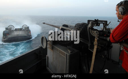 070907-N-5096L-044 Persischen Golf (7. September 2007) - Aviation Ordnanceman 3. Klasse Michael Guidinger von Bowman, N.D., mans ein 25-mm-Geschütz an Bord USS Bonhomme Richard (LHD-6), wie es Landing Craft Luftkissen (STERNS) 82 aus seinem Deck gut setzt. Bonhomme Richard Expeditionary Strike Group, einschließlich Schiffe, Gunner und 2.200 Marines der 13. Marine Expeditionary Unit ist Seeoperationen im Bereich 5. Flotte Operationen durchführen. Foto: U.S. Navy Mass Communication Specialist 2. Klasse Eric Lopez (freigegeben) uns Marine 070907-N-5096L-044 Aviation Ordnanceman 3. Klasse Michael Guidinger, der Bogen Stockfoto