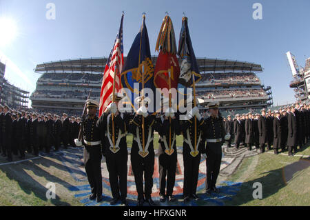 051203-N-2653P-002 Philadelphia, Pennsylvania (3. Dezember 2005) – die United States Naval Academy Color Guard stellt die Farben während der März auf Zeremonien während des 106. Abspielens der Armee vs. Navy Fußball-Spiel, für das dritte Jahr in Folge am Lincoln Financial Field statt. Die Mids gewannen die letzten drei Army-Navy Kämpfe um die All-Time-Serie sogar auf 49-49-7. Die Marine hat eine Einladung zum Spielen in der Weihnachtsstern-Schale in San Diego am 22. Dezember angenommen. Foto: U.S. Navy Journalist 1. Klasse James G. Pinsky (freigegeben) US Navy 051203-N-2653P-002 der US Naval Academy Color Guard Paraden die Farben im März Stockfoto