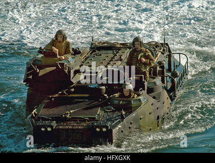 051206-N-9698C-031-Pazifik (5. Dezember 2006) – US-Marines zugewiesen, 3. Bataillon, Echo Kompanie, manövrieren ihre Amphibious Assault Vehicle (AAV) in Position vor dem Betreten gut Deck des Dock-Landungsschiff USS Comstock (LSD-45). Comstock führt Operationen im Pazifik vor der Küste von Südkalifornien in Vorbereitung einer bevorstehenden geplante Bereitstellung. US Navy Foto vom Fotografen Mate Airman John Ciccarelli (freigegeben) US Navy 051206-N-9698C-031 US-Marines zugewiesen, 3. Bataillon, Echo Kompanie, manövrieren ihre Amphibious Assault Vehicle (AAV) in pos Stockfoto