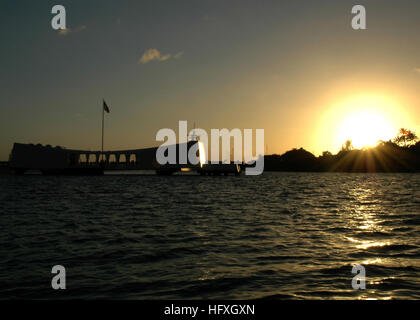 051206-N-3019M-001 Pearl Harbor, Hawaii (6. Dezember 2005) - die Sonne neben der USS Arizona Memorial am Vorabend der 64. Gedenken an den 7. Dezember 1941 Angriff auf Pearl Harbor, Hawaii. Die Zeremonie, die Bemerkungen von Keynote-Speaker Chief of Naval Operations Admiral Mike Mullen umfassen wird, wird jährlich an diejenigen ehren, die während der japanischen Überraschungsangriff auf Pearl Harbor serviert. Foto: U.S. Navy Journalist 2. Klasse Ryan C. McGinley (freigegeben) US Navy 051206-N-3019M-001 der Sonne setzt neben der USS Arizona Memorial am Vorabend der 64. Gedenken an den 7. Dezember 1941 Angriff auf Stockfoto