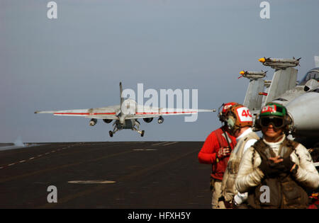 051213-N-7241L-006 Persischen Golf (13. Dezember 2005) - eine S-3 b Viking, zugeordnet zu den "Pfadfindern" des Meeres Control Squadron Two Four (VS-24), startet ab dem Flugdeck der Flugzeugträger der Nimitz-Klasse USS Theodore Roosevelt (CVN-71). Dies ist VS-24Õs letzten Bereitstellung durch die Staffel im Jahr 2007 mit dem Ausscheiden der S-3 b Viking Flugzeuge stillgelegt wird. Roosevelt und eingeschifften Carrier Air Wing acht (CVW-8) werden derzeit auf eine regelmäßige Bereitstellung Gefahrenabwehr Operationen durchführen. US Navy Foto vom Fotografen Mate Airman Lehrling Nathan Laird (freigegeben) U.S. Stockfoto