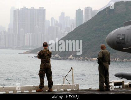 060125-N-2259V-002 South China Sea (25. Januar 2006) - Marines an Bord der amphibischen Angriff Schiff USS Tarawa (LHA-1) beobachtet die Sehenswürdigkeiten von Hongkong, wie das Schiff bereitet sich auf einen Port rufen zu machen. Tarawa ist das Aushängeschild für Expeditionary Strike Group One (ESG-1), derzeit durch maritime Sicherheits-Operationen im westlichen Pazifik zur Unterstützung der globalen Krieg gegen den Terrorismus. Foto: U.S. Navy Lithograph 2. Klasse Elena Velazquez (freigegeben) US Navy 060125-N-2256V-002-Marines an Bord der amphibischen Angriff Schiff USS Tarawa (LHA-1) beobachtet die Sehenswürdigkeiten von Hongkong, wie das Schiff bereitet sich auf einen Anschluss rufen Sie machen Stockfoto