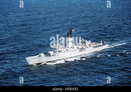 Ein Bogen Blick auf den Hafen von der Fregatte USS PHARRIS (FF-1094) im Gange während der Fleet Week. USS Pharris (FF-1094) Stockfoto