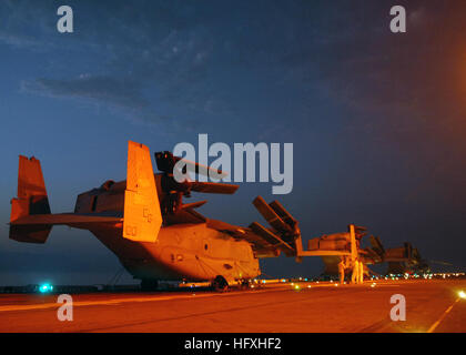 071003-N-1189B-070 Straße ON TIRAN (3. Oktober 2007) - Leuchten Lichter auf dem Flugdeck der Mehrzweck amphibischer Angriff Schiff USS Wasp (LHD-1) ein MV-22 Fischadler, Marine Medium Tilt Rotor Squadron (VMM) 263 angebracht, da es die Straße von Tiran Transite. Wespe ist auf einer Welle Bereitstellung den Fischadler auf seinen ersten Kampfeinsatz in den Nahen Osten bringen. Foto: U.S. Navy Mass Communication Specialist 2. Klasse Zachary L. Borden (freigegeben) US Navy 071003-N-1189B-070 auf dem Flugdeck der Mehrzweck amphibischer Angriff Schiff USS Wasp (LHD-1) Leuchten ein MV-22 Fischadler befestigt Stockfoto