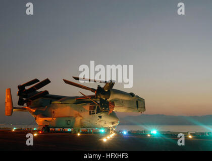 071003-N-1189B-072 Straße ON TIRAN (3. Oktober 2007) - Leuchten Lichter auf dem Flugdeck der Mehrzweck amphibischer Angriff Schiff USS Wasp (LHD-1) ein MV-22 Fischadler, Marine Medium Tilt Rotor Squadron (VMM) 263 angebracht, da es die Straße von Tiran Transite. Wespe ist auf einer Welle Bereitstellung den Fischadler auf seinen ersten Kampfeinsatz in den Nahen Osten bringen. Foto: U.S. Navy Mass Communication Specialist 2. Klasse Zachary L. Borden (freigegeben) US Navy 071003-N-1189B-072 auf dem Flugdeck der Mehrzweck amphibischer Angriff Schiff USS Wasp (LHD-1) Leuchten eine MV-22 Osprey befestigt-t Stockfoto