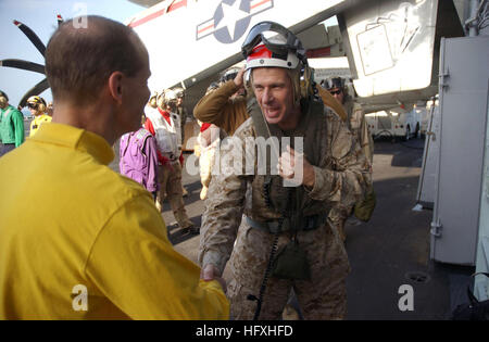 051229-N-7241L-002 Persischen Golf (29. Dezember 2005) Ð USS Theodore Roosevelt (CVN-71) Kommandierender Offizier, Kapitän J.R. Haley, grüßt Joint Chiefs Of Staff, US Marine Corps General Peter Pace, als er an Bord der Flugzeugträger der Nimitz-Klasse kommt. Roosevelt und eingeschifften Carrier Air Wing acht (CVW-8) werden derzeit auf eine regelmäßige Bereitstellung maritimer Sicherheitsoperationen zu unterstützen. Foto: U.S. Navy des Fotografen Mate Airman Lehrling Nathan Laird (freigegeben) US Navy 051229-N-7241L-002 USS Theodore Roosevelt (CVN-71) Kommandierender Offizier, Kapitän J.R. Haley, grüßt Vorsitzender Joint Chief Stockfoto