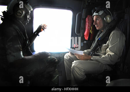 080910-N-1508S-154 PORT-AU-PRINCE, Haiti (10. September 2008) Rear Admiral Joseph Kernan, Kommandeur der US-Rechts, 4. Flotte und Capt Fernandez "Frank" Teiche, Befehlshaber für anhaltende Versprechen 2008 diskutieren Katastropheneinsätzen in Haiti während eines Fluges über die betroffenen Bereiche. Amphibischer Angriff Schiff USS Kearsarge (LHD-3) wurde aus der geplanten weiteren Versprechen 2008 humanitäre Hilfe Bereitstellung in der westlichen Karibik Hurrikan-Hilfsmaßnahmen in Haiti durchzuführen umgeleitet. (Foto: U.S. Navy Masse Kommunikation Spezialist Seemann Ernest Scott/freigegeben) US Navy 08 Stockfoto