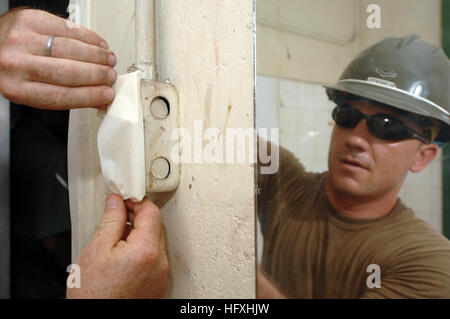 Ein Matrose an Bord des amphibischen Angriffsschiffs USS Kearsarge (LHD 3) bereitet während der Fortsetzung von PROMESS 2008 eine Baustelle in Trinidad und Tobago vor, die Teil einer multinationalen humanitären und zivilen Hilfsmission in der Karibik ist. Stockfoto