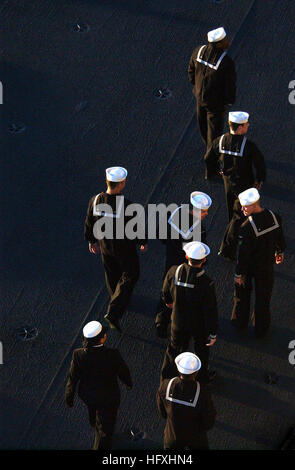 060104-N-5549O-001 Coronado, Kalifornien (4. Januar 2006) - montieren Seeleute an Bord der Flugzeugträger der Nimitz-Klasse USS Ronald Reagan (CVN-76) auf dem Flugdeck der ShipÕs während der Vorbereitung auf die Schiene Mann während immer unterwegs von Naval Air Station North Island. Mehr als 5.500 Segler aus dem Ronald Reagan Carrier Strike Group heute zur Unterstützung der globalen Krieg gegen den Terrorismus und Sicherheit im Seeverkehr Operationen eingesetzt. Dies ist die Jungfernfahrt Bereitstellung für die Marine neueste Nimitz-Klasse nuclear powered Flugzeugträger. US Navy Foto vom Fotografen der 3. Klasse Kevin S. O'Brien (freigegeben) US Navy Mate Stockfoto