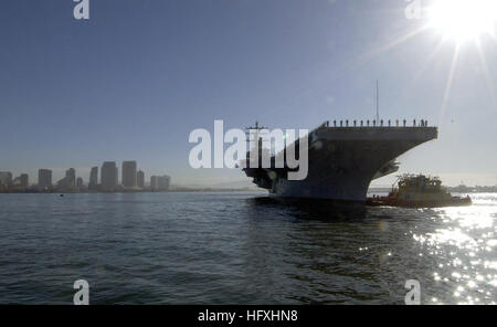 060104-N-5621B-136 Coronado, Kalifornien (4. Januar 2006) - Segler auf dem Flugdeck an Bord der USS Ronald Reagan (CVN-76) Form-Up während der Vorbereitung auf die Schienen, während der Vorbereitungen in Gang kommen von ihrem Heimathafen am Naval Air Station North Island Mann. Mehr als 5.500 Segler, Ronald Reagan Carrier Strike Group zugewiesen eingesetzt zur Unterstützung der globalen Krieg gegen den Terrorismus und Sicherheit im Seeverkehr Operationen. Dies ist die Jungfernfahrt Bereitstellung für die Marine neueste Nimitz-Klasse nuclear powered Flugzeugträger. US Navy Foto vom Fotografen der 2. Klasse Stefanie Broughton (freigegeben) uns Marine 060104 - Mate Stockfoto