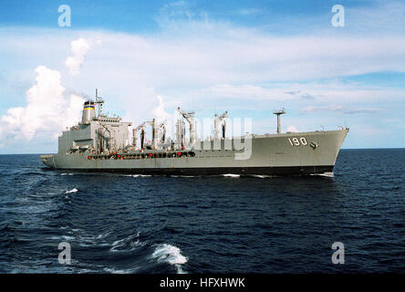 Blick auf den Military Sealift Command Öler USNS ANDREW J. HIGGINS (T-AO-190) auf dem Weg in den Persischen Golf während der Operation Desert Shield Steuerbord Bogen. USNS Andrew J Higgins T-AO-190 Stockfoto