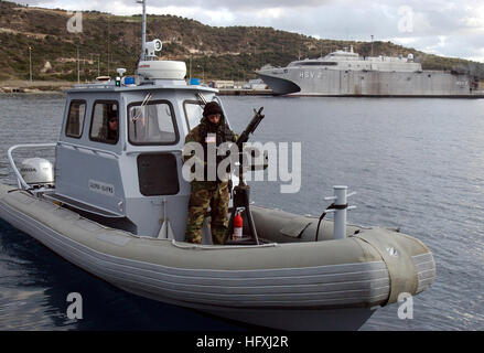 060112-N-0780F-006 Souda Bay, Kreta, Griechenland (12. Januar 2006) - A Sailor zugewiesen eine Hafen-Patrouille-Einheit an der US Naval Support Aktivität Souda Bay der Sicherheitsabteilung mans ein Maschinengewehr M60 7,62 Kaliber wie die US-Navy High-Speed-Schiff (HSV-2) Swift bereitet sich auf den Pier nach einem kurzen Port Besuch fahren. US Navy Foto von Herr Paul Farley (freigegeben) US Navy 060112-N-0780F-006 A Seemann, eine Hafen-Patrouille-Einheit an der US Naval Support Aktivität Souda Bay der Sicherheitsabteilung zugewiesen mans ein Maschinengewehr M60 7,62 Kaliber Stockfoto