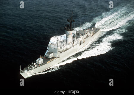 Ein Port bow Blick auf die Fregatte USS PATTERSON (FF-1061) im Gange. USS Patterson (FF-1061) im Gange Stockfoto