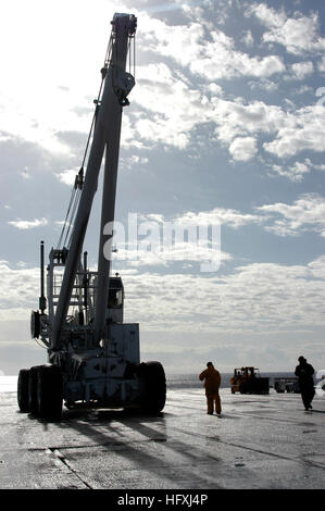 060113-N-2636M-068 Atlantik (13. Januar 2006) - bewegen Besatzungsmitglieder an Bord der amphibischen Angriff Schiff USS Bataan (LHD-5) ein Notfall Schwergut Kran "Tilly", wässrigen Film Forming Foam (AFFF) Tests auf dem Schiffsdeck Flug durchzuführen. Bataan läuft vor der atlantischen Küste Durchführung von Schulungen zur Vorbereitung der Bereitstellung. Foto: U.S. Navy des Fotografen Mate 3. Klasse Kleynia R. McKnight (freigegeben) uns Marine 060113-N-2636M-068 Besatzungsmitglieder an Bord der amphibischen Angriff Schiff USS Bataan (LHD-5) bewegen einen Notfall Schwergut-Kran Tilly zu wässrigen Film Forming Foam (AFFF) Tests durchzuführen Stockfoto