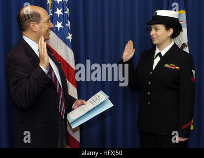 060113-N-2568S-017 Corpus Christi, Texas (13. Januar 2006) - Secretary Of The Navy (SECNAV) Dr. Donald C. Winter verwaltet die Inbetriebnahme Eid zu Hospital Corpsman 2. Klasse Elizabeth R. Angelo, während eine Förderung-Zeremonie statt am Naval Hospital Corpus Christi, Naval Air Station Corpus Christi.  Ensign Angelo arbeitet als ein Laborant Mikrobiologie und hatte die Ehre, den Eid von Sekretärin Winter, seine erste seit der NavyÕs 74. Sekretär am 3. Januar 2006 erhalten. Dr. Winter ist im Süden von Texas an die Inbetriebnahme von USS San Antonio (LPD-17) am Naval Station Ingleside, Te Stockfoto