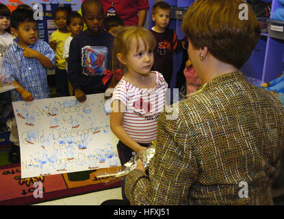 060113-N-2568S-037 Corpus Christi, Texas (13. Januar 2006) - Linda Winter, Frau des Secretary Of The Navy Dr. Donald C. Winter, Besuche mit Kindern an der Naval Air Station Corpus Christi Child Development Center. Dr. und Frau Winter sind im Süden von Texas an die Inbetriebnahme von USS San Antonio (LPD-17) am Naval Station Ingleside, Tex, Jan. 14. Foto: U.S. Navy Chief Journalist Craig s. Strawser (freigegeben) US Navy 060113-N-2568S-037 Linda Winter, Frau des Secretary Of The Navy Dr. Donald C. Winter, Besuche mit Kindern an der Naval Air Station Corpus Christi Child Development Center Stockfoto