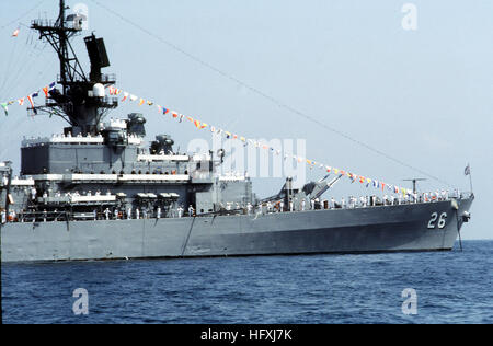 Besatzungsmitglieder Mann die Schienen am Heck der Lenkflugkörper Kreuzer USS BELKNAP (CG-26) als das Schiff liegt vor Anker in einem Mittelmeerhafen. USS Belknap Bogen Stockfoto