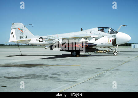 Rechte Seitenansicht des Flugzeuges Angriff Geschwader 176 (VA-176) KA - 6D Eindringling Tanker geparkt auf dem Flug Linie. VA-176 KA - 6D Eindringling tanker Stockfoto