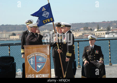 060119-N-1577S-036 San Diego, Kalifornien (19. Januar 2006) - Oberst Douglas P. Yurovich des Marine Corps, übernimmt das Kommando des Carrier Air Wing Nine (CVW-9), während einer Zeremonie an Bord der USS Midway (CV-41). Yurovich macht Militärgeschichte als dem ersten Marine-Flieger auf Kommando über ein Navy Carrier Air Wing zu übernehmen. Oberst Yurovich entlastet Kapitän Michael Spence, wer als nächstes als stellvertretenden Stabschef für Pläne und Strategien auf Commander, US Naval Forces Central Command, Bahrain dienen wird. US Navy Foto vom Fotografen der 3. Klasse Timothy F. Sosa (freigegeben) US Navy 060119-N-1577S-036 Colonel Douglas s. Y Mate Stockfoto