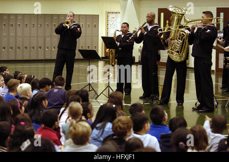 060120-N-1194D-004 Sasebo, Japan (22. Januar 2006) Ð der siebten Flotte Band spielt eine Dixieland jazz Medley bei einem mitreißenden Konzert für die Kinder der Grundschule Sasebo. Das hochenergetische Musikereignis kennzeichnete die Big Band Far East Edition und Shonan Blechbläserquintett. Mitglieder der siebten Flotte Band sind derzeit auf der 7. US-Flotte Befehl Schiff USS Blue Ridge (LCC-19), eingeschifft auf einer Routine-Bereitstellung in der Region Asien-Pazifik zur Unterstützung der NavyÕs Verpflichtung zur Diplomatie und positive internationale Beziehungen. Foto: U.S. Navy Journalist 2. Klasse Patrick Dille (freigegeben) U.S. Stockfoto