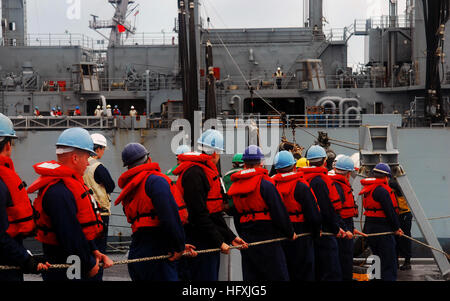 070811-N-0684R-031-Pazifik (11. August 2007) - Haltelinie Seeleute an Bord der geführte Flugkörper-Zerstörer USS Preble (DDG-88) ein Telefon und Abstand zwischen Preble und das Military Sealift Command (MSC) schnell-Kampf Unterstützung Schiff USNS Brücke (T-AOE 10) während ein Nachschub-at-Sea (RAS). Preble ist Teil der John C. Stennis Carrier Strike Group. Die John C. Stennis nehmen Kitty Hawk und Nimitz Strike Trägergruppen Valiant Shield 2007, die größte gemeinsame Übung in der jüngeren Geschichte. In der Guam Bedienbereich statt, die Übung umfasst 30 Schiffe, mehr als 280 Flugzeuge und mehr als Stockfoto