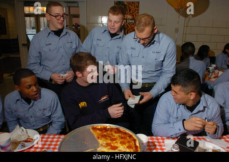 060126-N-5862D-260 North Chicago, Ill. (26. Januar 2006) - Dale Earnhardt Jr., Autogramme ein paar für die Rekruten an Bord zu rekrutieren Training Befehl Great Lakes bei einem kürzlichen Besuch. Earnhardt ist der Besitzer der Marine gesponsert NASCAR Busch Series-Rennwagens Mark McFarland angetrieben. Die #88, die Chevy Monte Carlo die Saison im Februar auf dem Daytona International Speedway startet. US Navy Foto des Fotografen Chief Mate Chris Desmond (freigegeben) U.S. Navy 060126-N-5862D-260 Dale Earnhardt Jr., ein paar Autogramme für die Rekruten an Bord zu rekrutieren Training Befehl Great Lakes Stockfoto