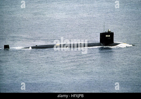 Eine Steuerbord beam Blick auf die Atom-u-Boot USS GURNARD (SSN-662) im Gange, wie es San Diego fährt. USS Gurnard (SSN-662) Stockfoto