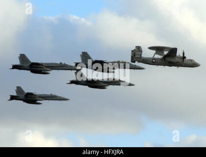 071216-N-8132M-165 Atlantik (16. Dezember 2007) Flugzeuge von Carrier Air Wing (CVW) 1 führen für Familie und Freunde von Besatzungsmitgliedern während einer Flugshow, gesponsert von der nuklear angetriebene Flugzeugträger USS Enterprise (CVN-65) während einer dreitägigen Tiger Cruise. Enterprise und eingeschifften CVW-1 sind auf einer geplanten sechsmonatigen Einsatz. Foto: U.S. Navy Masse Kommunikation Spezialist Seemann Kiona M. Mckissack (freigegeben) US Navy 071216-N-8132M-165 Flugzeuge von Carrier Air Wing (CVW) 1 führen Sie für Familie und Freunde von Besatzungsmitgliedern während einer Air show gesponsert von der nuklear angetriebene Flugzeugträger U Stockfoto