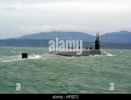 An Bord der USS OHIO AT SEA (29. Januar 2006) - transfer USS Ohio (SSGN-726) Haltestellen für ein Personal-Boot aus der Coast of Puget Sound, Washington.  Medien wurden nach Ohio, die neuen Funktionen aus erster hand sehen, die dieses Boot jetzt der gemeinsamen Warfighter bringt transportiert.  USS Ohio ist, dass die ersten SSGN aus einem SSBN konvertiert und transformierende Möglichkeiten für gemeinsame Warfighters bieten.  Ohio und die anderen drei SSGNs noch Umstellung begriffene werden in der Lage zu starten bis zu 154 Tomahawk-Marschflugkörper, nachhaltige Special Forces Operationen durchzuführen, unterstützt bis zu 102 Special Operations Forces (SOF) p Stockfoto