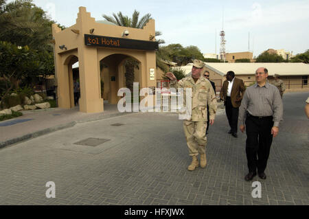 060131-N-2568S-023 Naval Support-Aktivitäten, Bahrain (31. Januar 2006) - Secretary Of The Navy (SECNAV), Honorable Dr. Donald C. Winter Touren Naval Support-Aktivitäten, Bahrain, veranstaltet von der Kommandant der Basis Capt Cab Galloway. SECNAV ist im Nahen Osten, aus erster Hand die Bedingungen, die Moral und die Ausrüstung im Einsatz von Navy und Marine Corps Personal eingesetzt, um die Region zu sehen. US Navy Foto von Chief Journalist Craig s. Strawser (freigegeben) US Navy 060131-N-2568S-023 Secretary Of The Navy (SECNAV), Honorable Dr. Donald C. Winter Touren Naval Support-Aktivitäten, Bahrain Stockfoto