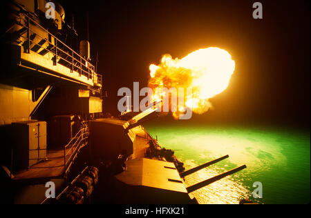 Eine Mark 7 16-Zoll/50 Kaliber Pistole feuert an Bord das Schlachtschiff USS MISSOURI (BB-63), da Nacht Beschuss der irakische Ziele entlang der Nordküste kuwaitischen während der Operation Desert Storm stattfindet. USS Missouri feuert während Desert Storm, 6. Februar 1991 Stockfoto