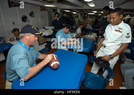 060209-N-4965-004 Pearl Harbor, Hawaii (9. Februar 2006) - National Football League (NFL) Atlanta FalconsÕ Linebacker, Keith Brookings, Center und Carolina PanthersÕ Head coach John Fox, links, Autogramme für Segler an Bord geführte Flugkörper Kreuzer USS Port Royal (CG-73) bei einem Besuch in das Schiff. Brookings und Fox besuchte Port Royal im Hawaii 2006 NFL Pro Bowl. Der Pro Bowl bietet All-Star-Spieler aus der National Football Conference (NFC) und der American Football Conference (AFC) in ein Spiel, das zum 27. Mal in Folge im Aloha Stadium in Honolulu, H gespielt werden Stockfoto