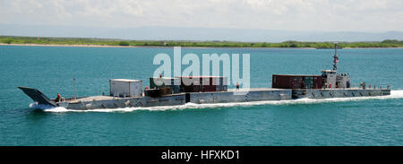 090617-N-0577G-074 GUANTANAMO BAY, Kuba (17. Juni 2009) A schwimmende Damm Transporte liefern Frachtcontainer vom Military Sealift Command Kran SS Kornkammer Zustand (T-ACS 6) an die Ufer des US Naval Station Guantanamo Bay während Übung gemeinsame Logistik Over The Shore (JLOTS) 09. JLOTS ist eine kritische Funktion, die das Militär zu bewegen Kräfte und Lieferungen ohne den Vorteil eines festen, tiefen-Entwurf des Hafens ermöglicht. Die Übung zeigen die Navy, Army und Marine Corps Möglichkeit bereitstellen, Entlastung und Rezeption und Inszenierung von Geräten in einem Szenario, das Schiffe auf off erfordert durchführen Stockfoto