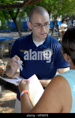 090627-F-7923S-062 LA UNION, El Salvador (27. Juni 2009) Nicholas Berry, ein Apotheker mit der University of California, San Diego begann an Bord der Military Sealift Command Lazarettschiff USNS Comfort (T-AH 20), verwaltet Medikamente aus der Apotheke in der Centro Escular Ramon Mendoza Schule während eines anhaltenden Versprechen 2009 Ärzteschaft Service-Projekts. Weiterhin verspricht eine viermonatige humanitäre und politische Mission in sieben Länder in Lateinamerika und der Karibik. Komfort wird voraussichtlich in El Salvador bis Juli 2. (Foto: U.S. Air Force Airman 1st Class Benjami Stockfoto