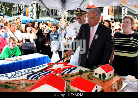 090630-N-8110K-041 BOSTON, Massachusetts (30. Juni 2009) Commander William Bullard, links, Kommandierender Offizier der USS Constitution; Boston Bürgermeister Thomas Menino; und Susan Park, Director der Boston Hafenfest, schneiden Sie den Kuchen während der Eröffnungsfeier der Boston Hafenfest 2009 und Boston Navy Woche an historischen Faneuil Hall. Marine Wochen sollen Amerikaner zeigen die Investition, die Sie haben in ihrer Marine und Sensibilisierung in den Städten, die keine bedeutende Navy Präsenz verfügen. (Foto: U.S. Navy Chief Masse Kommunikation Spezialist Dave Kaylor/freigegeben) U.S. Navy 090630-N-8110K-041 CMdR William Bulla Stockfoto