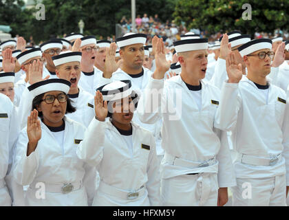 090701-N-1026O-003 ANNAPOLIS, MD. (1. Juli 2009) Plebes aus der US Naval Academy Klasse 2013 nehmen der Eid des Amtes am Tecumseh Hof. Die Zeremonie markiert den Beginn der Plebs Sommer, eine anspruchsvolle siebenwöchigen Orientierung, die die rund 1.200 ausgewählten Kandidaten von Zivilisten für Midshipmen verwandelt. (US Navy Foto von Shannon OÕConnor/freigegeben) US Navy 090701-N-1026O-003 Plebes aus der US Naval Academy Klasse 2013 nehmen der Eid des Amtes am Tecumseh Hof Stockfoto